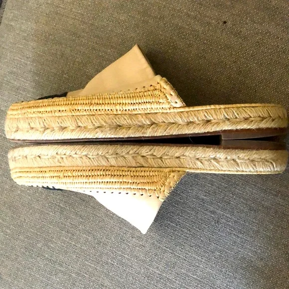 CHANEL SLIDES - Picture 10 of 11